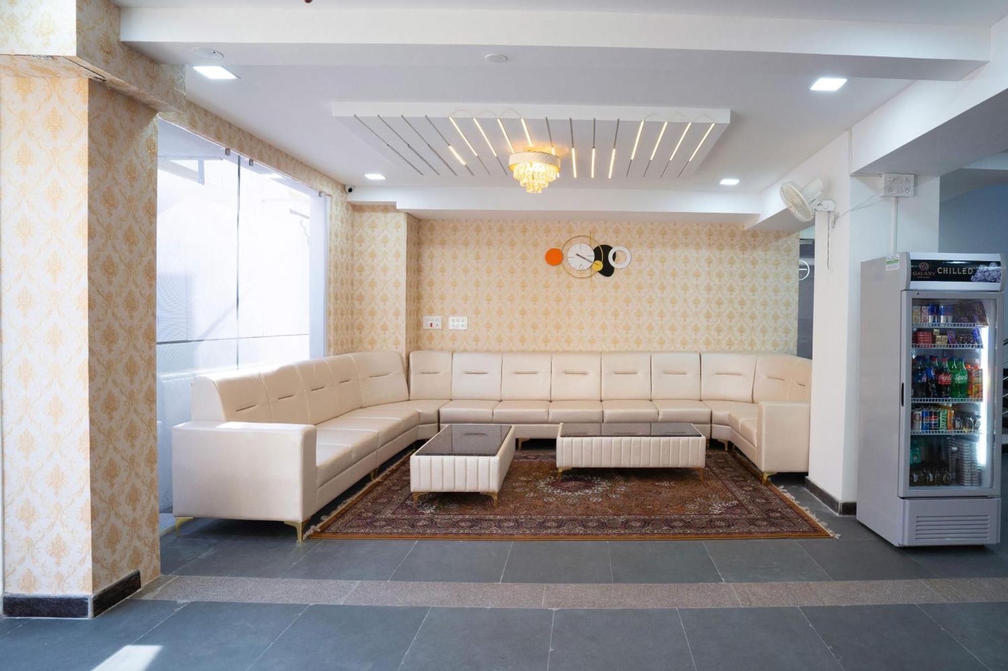 Treebo Galaxy Kings Suites, Hebbal Bangalore Buitenkant foto